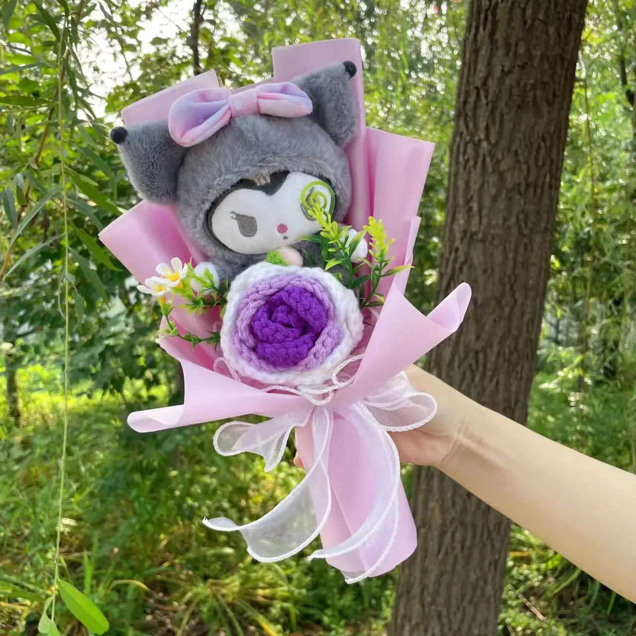 Hello Kitty toy with bow and bouquet highlights
